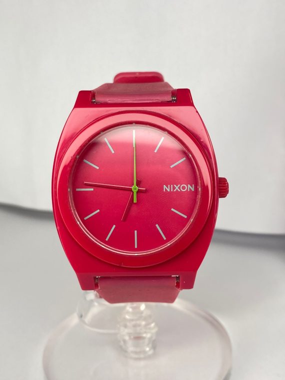 Reloj Nixon: Elegancia en Rosa Impactante